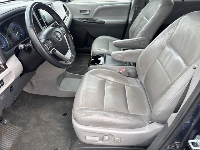 2017 Toyota Sienna XLE FWD 8-Passenger (Natl)