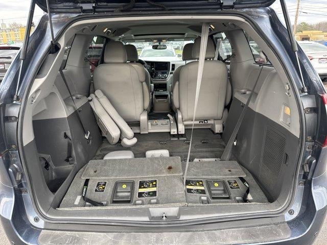 2017 Toyota Sienna XLE FWD 8-Passenger (Natl)