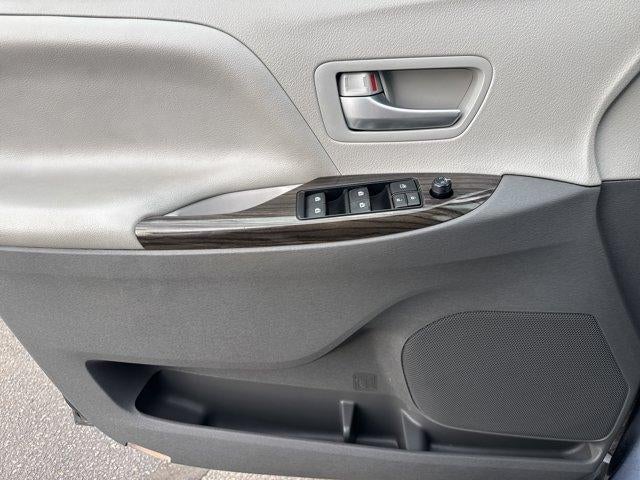 2017 Toyota Sienna XLE FWD 8-Passenger (Natl)