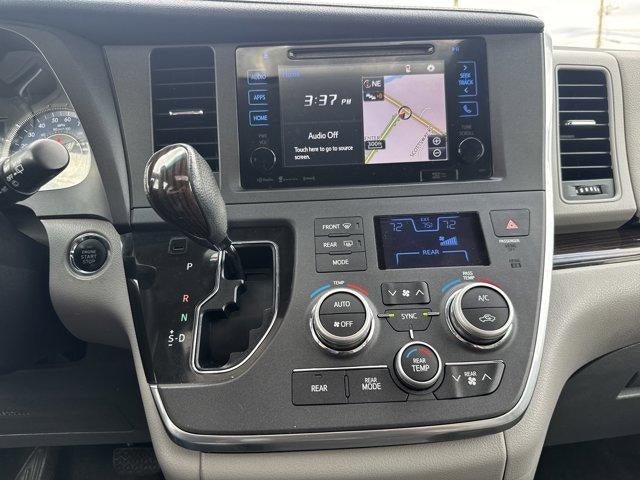 2017 Toyota Sienna XLE FWD 8-Passenger (Natl)