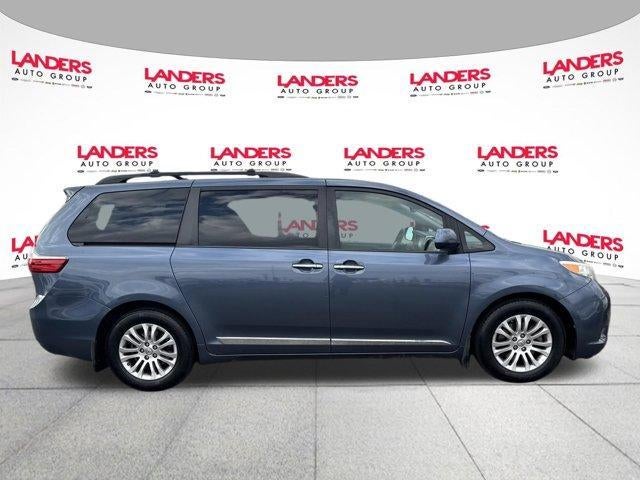 2017 Toyota Sienna XLE FWD 8-Passenger (Natl)