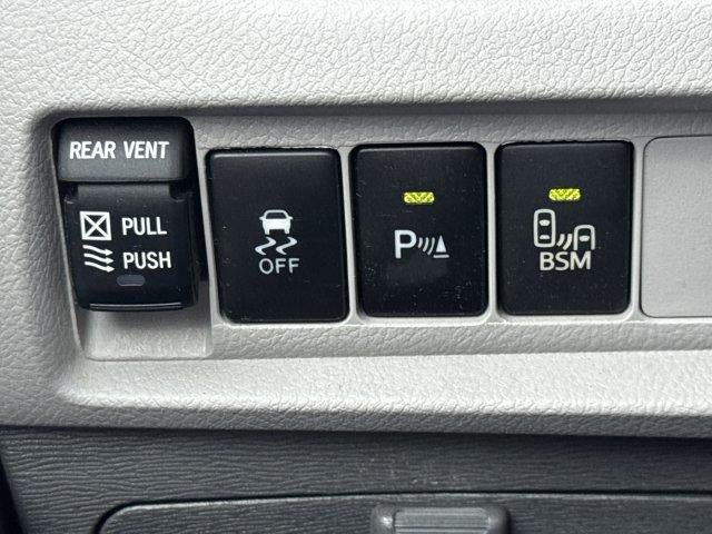 2017 Toyota Sienna XLE FWD 8-Passenger (Natl)