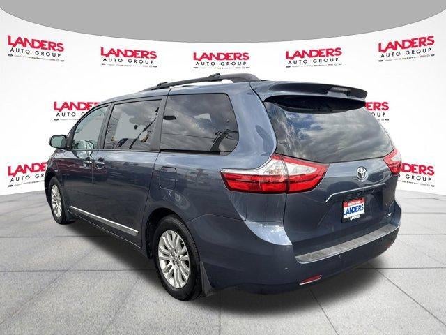 2017 Toyota Sienna XLE FWD 8-Passenger (Natl)