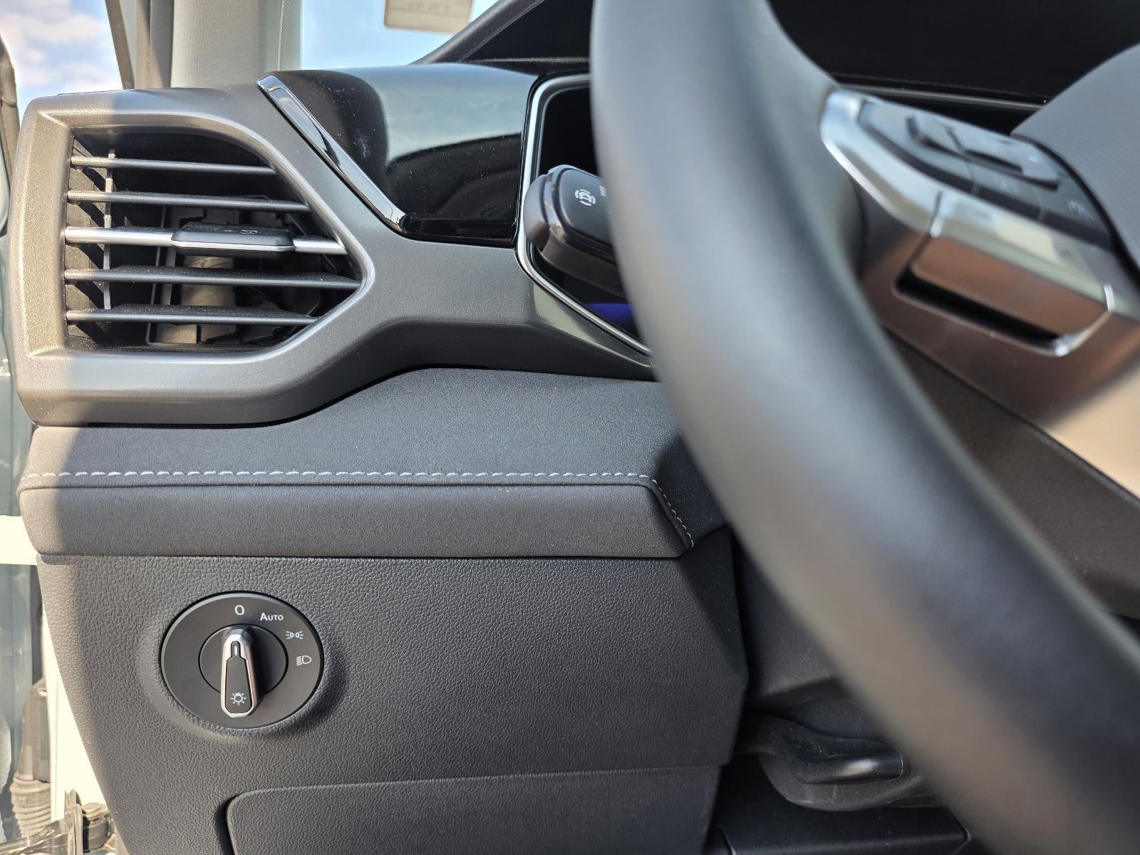 2025 Volkswagen Taos SE Black FWD