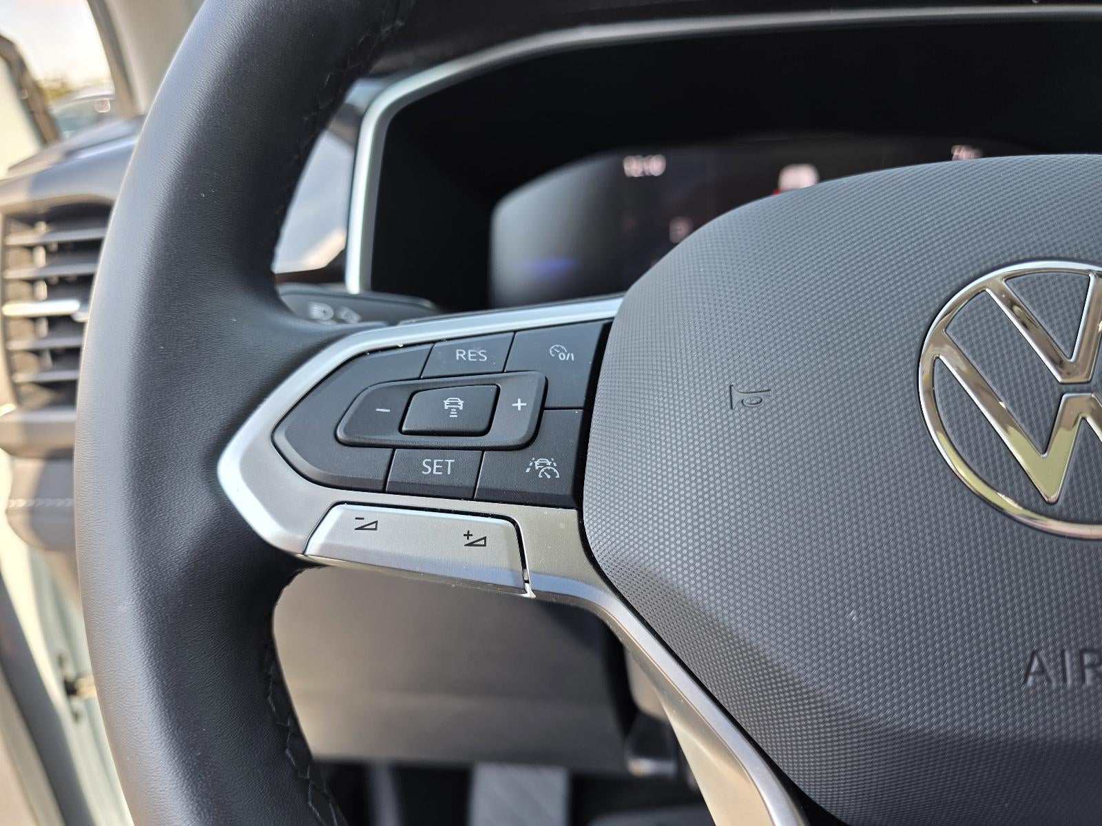 2025 Volkswagen Taos SE Black FWD