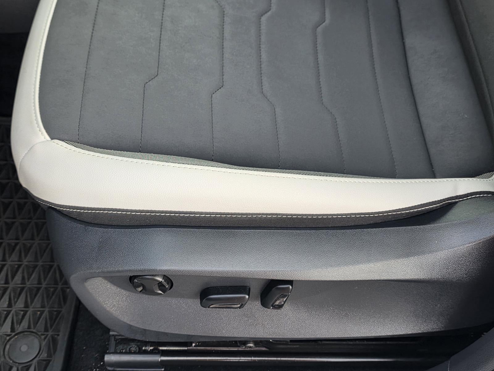 2025 Volkswagen Taos SE FWD