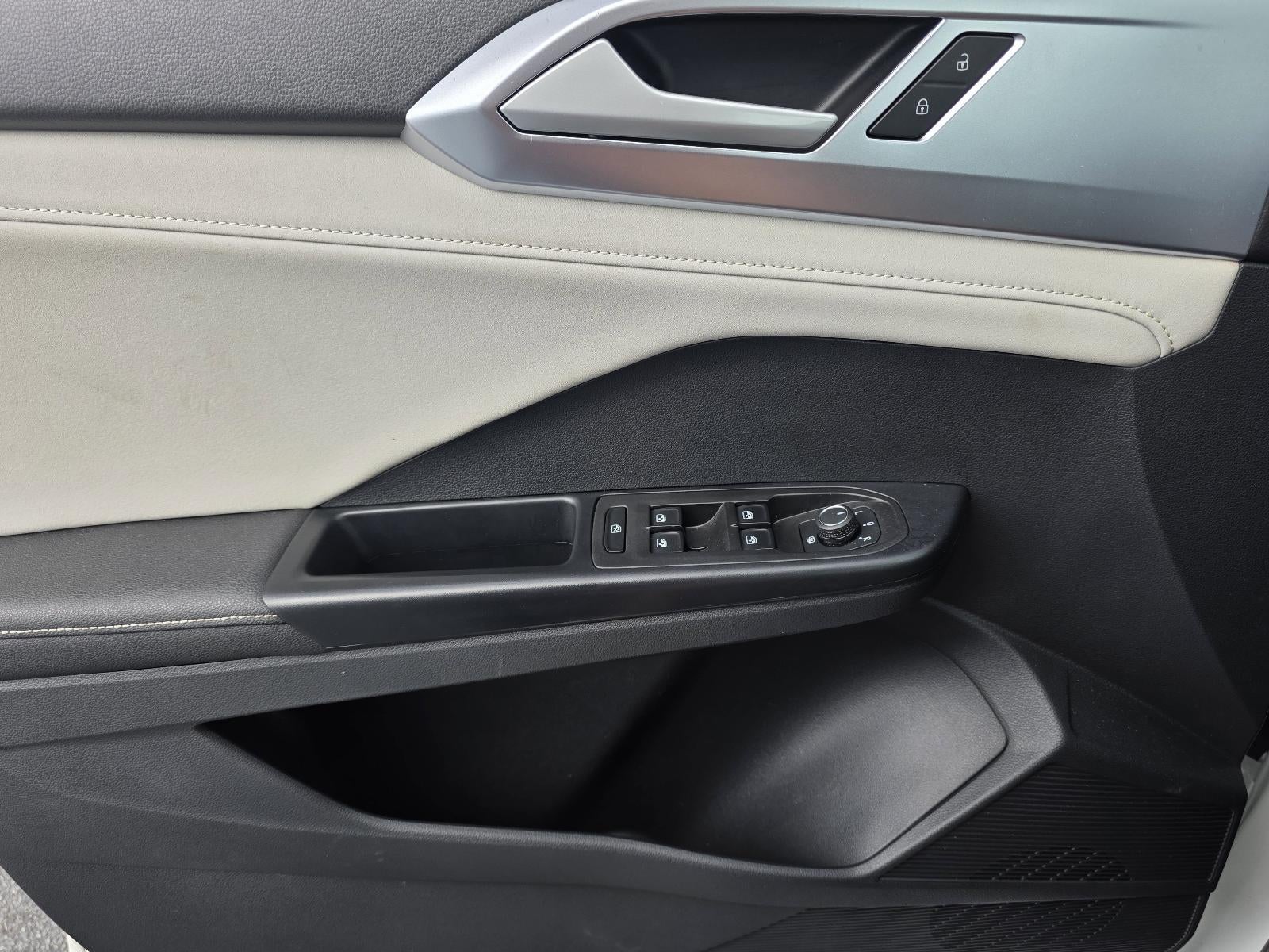 2025 Volkswagen Taos SE FWD