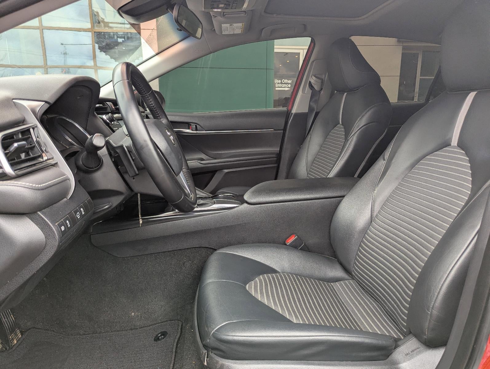 2020 Toyota Camry SE Auto (SE)