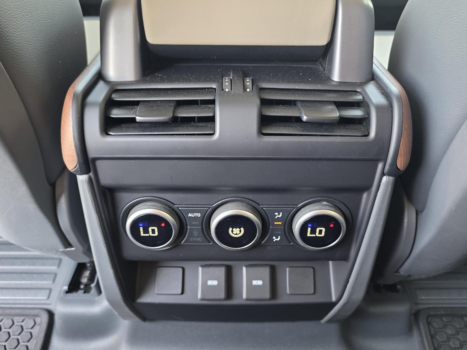 2024 Land Rover Defender 110 P400 X-Dynamic SE