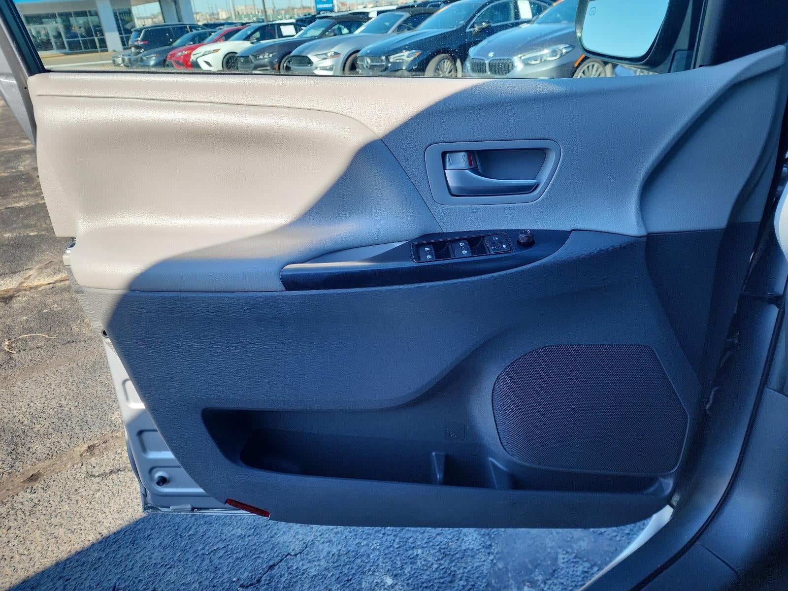 2018 Toyota Sienna LE FWD 8-Passenger (Natl)