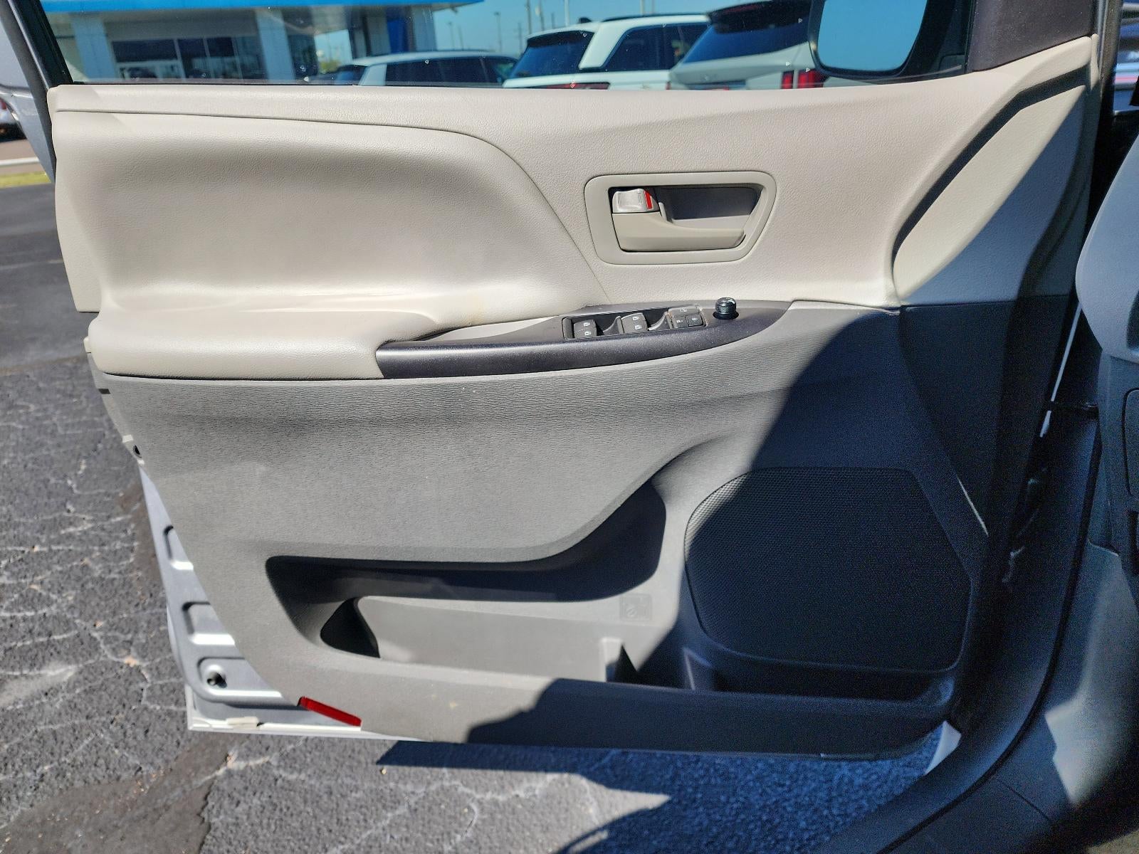 2016 Toyota Sienna 5dr 7-Pass Van L FWD (Natl)